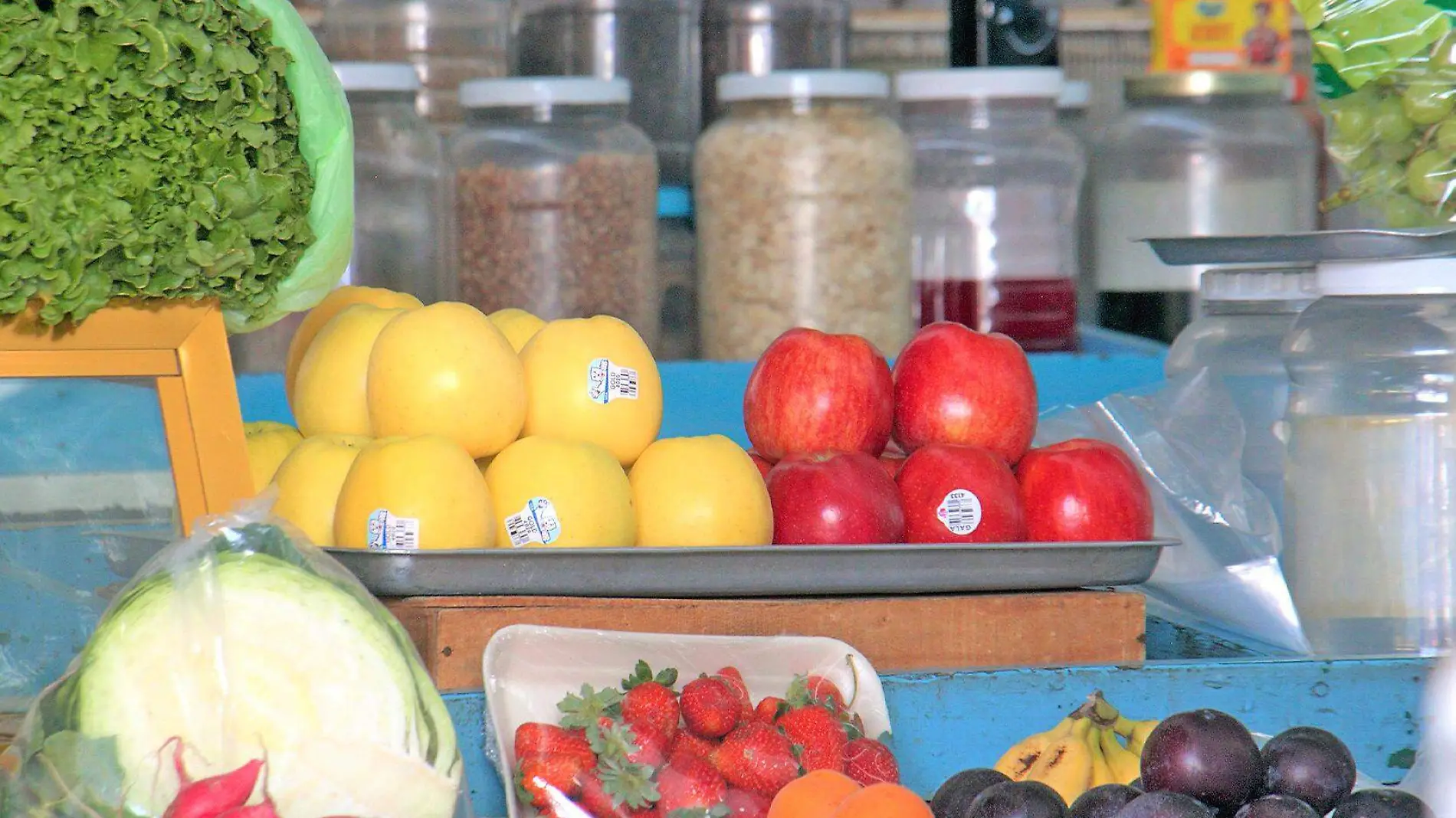 frutas y verduras exhibidas en un puesto